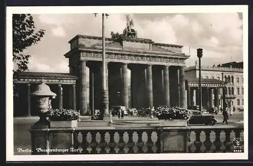 AK Berlin, Autos vor dem Brandenburger Tor