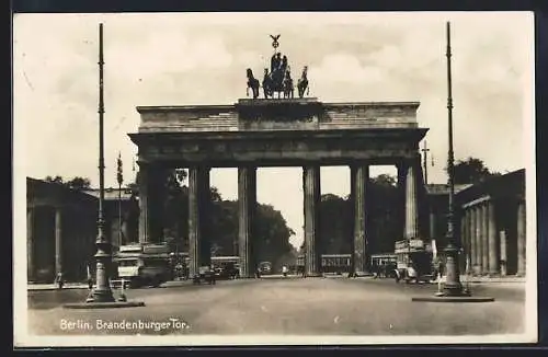 AK Berlin, Brandenburger Tor mit Strassenbahn