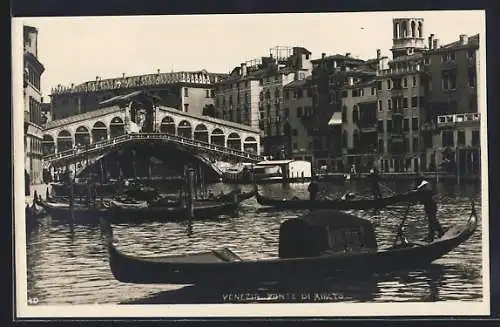 Foto-AK Venezia / Venedig, Ponte di Rialto, Rialtobrücke und Gondeln