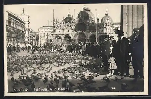 AK Venezia, Piccioni a S. Marco, Leute, Tauben