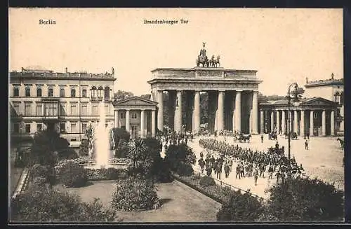 AK Berlin, Brandenburger Tor mit Soldatenparade und Pferdewägen