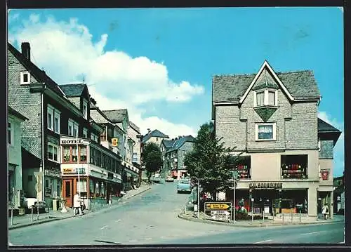 AK Bad Berleburg, Schlossstrasse mit Geschäft von C. H. Schneider und Hotel