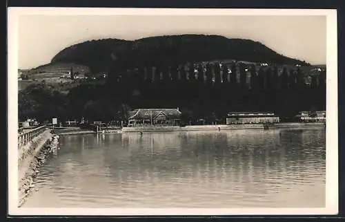 AK Badacsony, Gebäude am Wasser