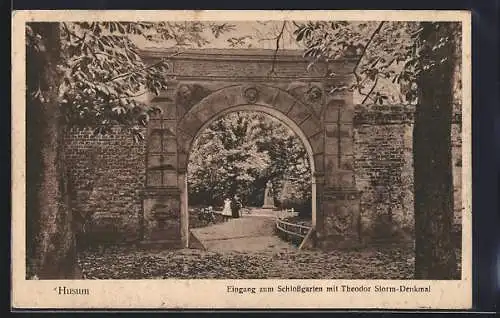 AK Husum / Nordsee, Eingang zum Schlossgarten mit Theodor Storm-Denkmal