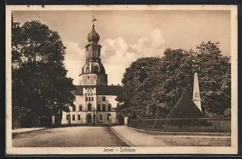 AK Jever, Strassenpartie am Schloss mit Denkmal