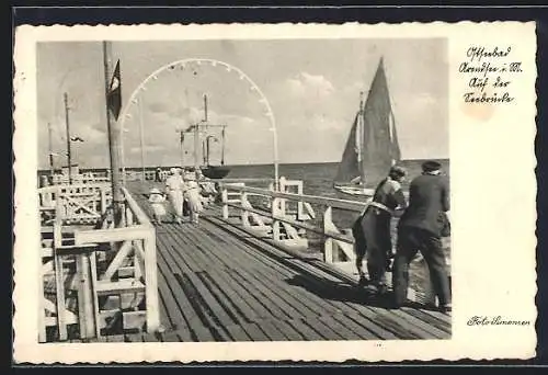 AK Arendsee / Ostseebad, Auf der Seebrücke