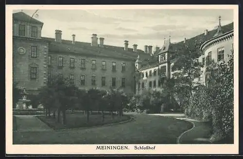 AK Meiningen, Schlosshof mit Brunnen