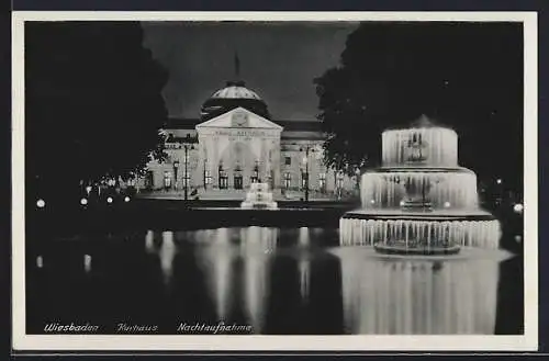 AK Wiesbaden, Kurhaus mit Fontäne bei Nacht