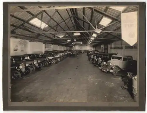 Fotografie Auto-Handlung, Autos von Vauxhall, Chevrolet u.a., Ausstellungshalle der zu verkaufenden PKW's