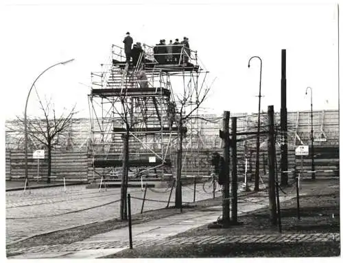 Fotografie unbekannter Fotograf, Ansicht Berlin, Bernauerstrasse, Aussichtsstand an der Berliner Mauer, Zonengrenze