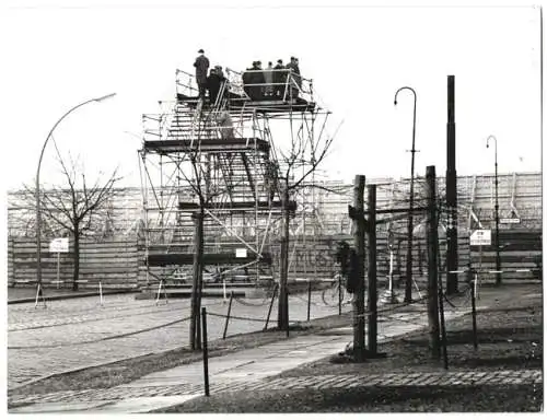 Fotografie Ansicht Berlin, Schwedter Strasse Ecke Bernauerstrasse, Aussichtsstand an der Berliner Mauer, Zonengrenze