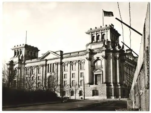 Fotografie Ansicht Berlin, Reichstagsgebäude aus der Richtung vom Brandenburger Tor gesehen