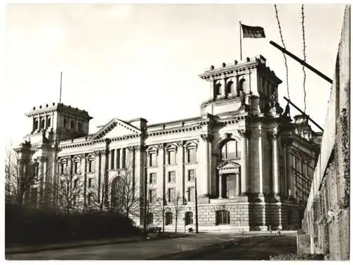 Fotografie unbekannter Fotograf, Ansicht Berlin, erste Version der Berliner Mauer mit Blick zum Reichstag