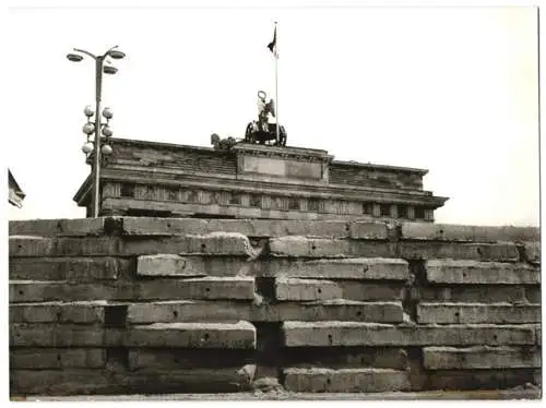 Fotografie Ansicht Berlin, Berliner Mauer 1. Version, Brandenburger Tor mit Quadriga, Zonengrenze