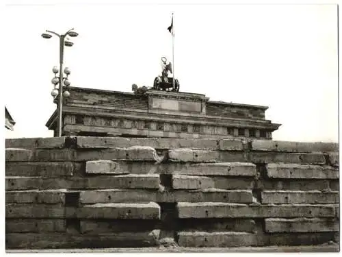 Fotografie Ansicht Berlin, Berliner Mauer 1. Version, Brandenburger Tor mit Quadriga, Zonengrenze Pariser Platz