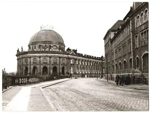 Fotografie Ansicht Berlin, Kaserne der Volkspolizei / NVA im Kupfergraben mit Blick zum Bode-Museum