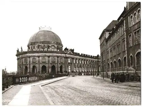 Fotografie Ansicht Berlin, Kaserne der Volkspolizei / NVA im Kupfergraben mit Blick zum Bode-Museum