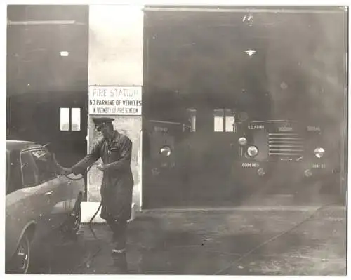 Fotografie Feuerwehrwache Alliierte stationiert in Deutschland, Löschfahrzeug Krupp-Südwerke-Deutz, Firefighter Truck