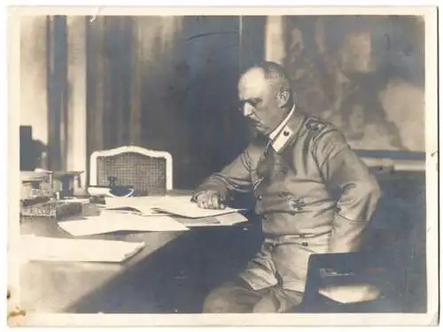 Fotografie 1.WK, General Ludendorff studiert Dokument im Hauptquartier