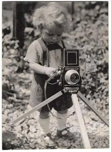 Fotografie Kleinkind mit Primareflex Fotoapparat auf Stativ versucht sich als Fotograf