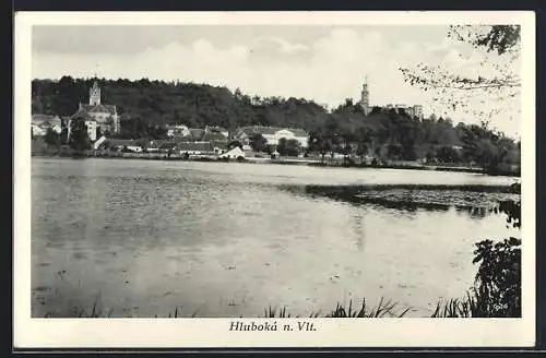 AK Hlubokà n. Vlt., Blick über den Fluss zum Ort