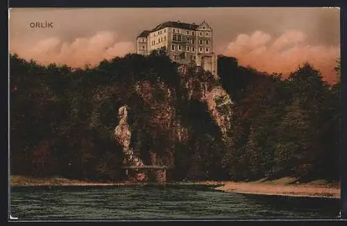 AK Orlik, Blick auf das Schloss vom Fluss aus im Sonnenaufgang