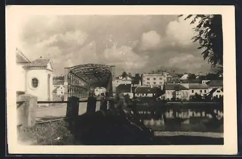 AK Tyn nad Vltavou, Ortsteil mit Brücke über den Fluss