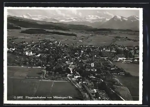 AK Münsingen, Totalansicht mit Alpenpanorama vom Flugzeug aus