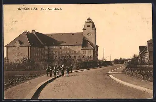 AK Geithain /Sa., Neue Zentralschule mit Strasse und Schülergruppe