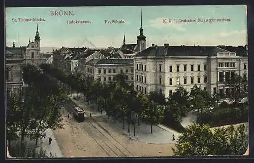 AK Brünn / Brno, Jodokstrasse mit Strassenbahn und Blick auf die St. Thomaskirche und die Ev. Schule