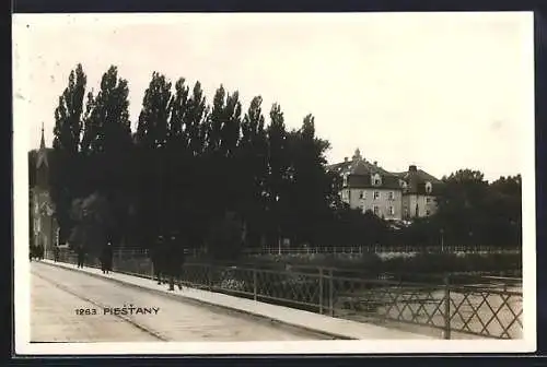 AK Piestany, Blick von der Brücke auf Häuser