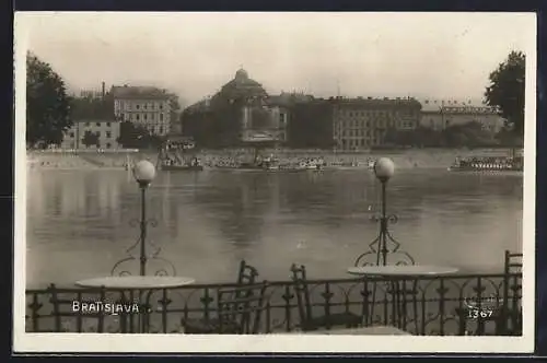 AK Bratislava, Blick von einer Cafe-Terrasse über die Donau