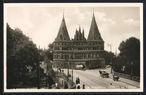 AK Lübeck, Holstentor mit Strassenpartie