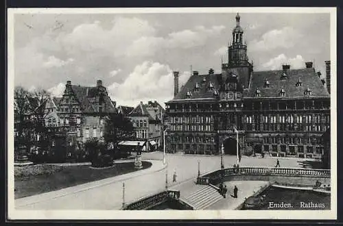 AK Emden, Rathaus mit Strassenpartie