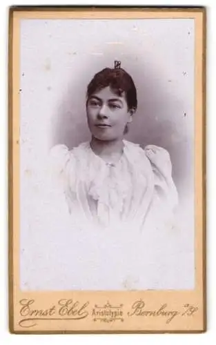 Fotografie Ernst Ebel, Bernburg, Wilhelmstrasse 27, Portrait einer jungen Frau