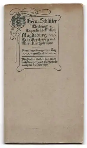 Fotografie Herm. Schlüter, Magdeburg, Alte Ulrichstrasse, Eleganter junger Mann im Anzug