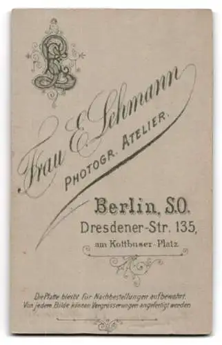 Fotografie Frau E. Lehmann, Berlin, Dresdener Str. 135, Porträt eines Mädchens in elegantem Kleid