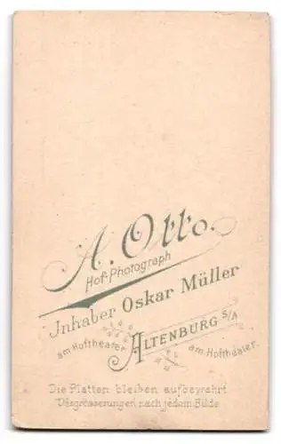 Fotografie A. Otto, Altenburg, Am Hoftheater, Porträt eines eleganten Herrn mit Fliege