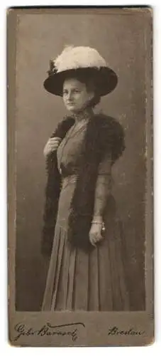 Fotografie Gebr. Barasch, Breslau, Elegante Dame mit Hut und Federboa