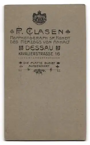 Fotografie P. Clasen, Dessau, Kavalierstrasse 16, Kind auf dekorativer Bank mit Puppe