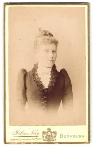 Fotografie Julius Nary, Bernburg, Elegante Dame in tailliertem Kleid