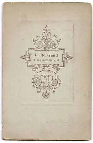 Fotografie L. Bertrand, Dijon, Rue Chabot-Charny 37, Junge mit Reifen