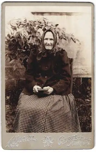 Fotografie A. Hackel, Gabel bei Niemes, Marktplatz, Sitzende ältere Dame