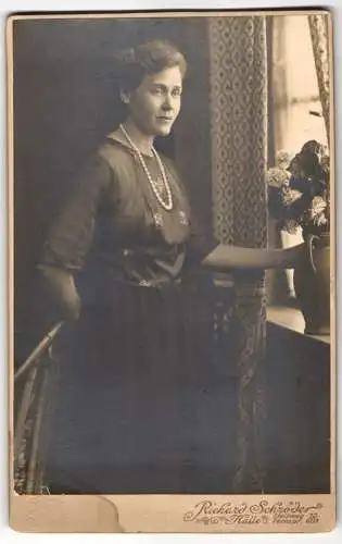 Fotografie Richard Schröder, Halle, Steinweg 12, Frau am Fenster mit Blumenstrauss