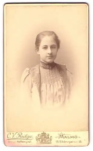 Fotografie C.V. Roikjer, Malmö, Södergatan 18, Portrait von Agnes W. im Jahr 1889