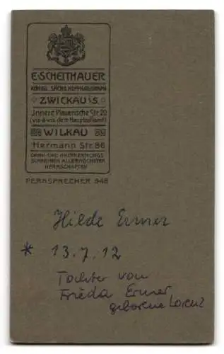 Fotografie E. Scheithauer, Zwickau, Innere Plauensche Str. 20, Hilde Emer als Kleinkind auf einem Fell