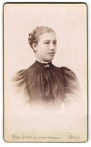 Fotografie Rosa Jenik, Wien, Mariatreugasse 6, Porträt von Bertha Hemes im Jahr 1896