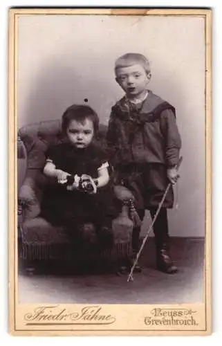 Fotografie Friedr. Jähne, Grevenbroich, Breite Str., Georg und Berta als Kinder mit Spielzeug