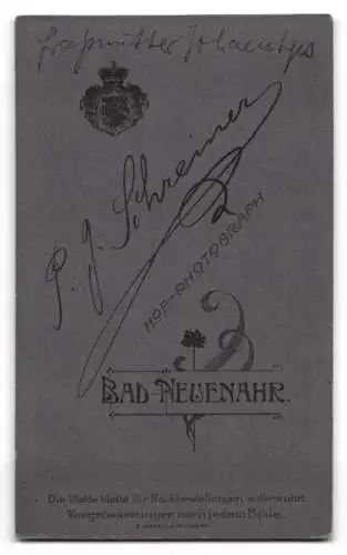 Fotografie P.J. Schreiner, Bad Neuenahr, Frau Johaentys in gemustertem Kleid