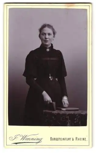 Fotografie J. Wenning, Burgsteinfurt, Wilhelmsplatz, Porträt einer Dame mit Buch